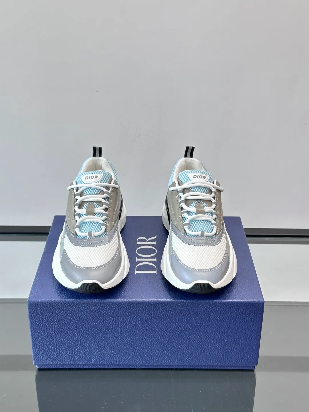 Men's shoes 💰p520 "Dior" B22 retro jogging shoes, inspired by classic jogging shoes, low-top thick sole design, cow leather + mesh fabric splicing, perfect texture and breathable. The black and white engraved rubber sole has great grip and comfort, and is OK for daily wear or sports! There is an embossed "CD" logo on the side of the shoe, which is low-key and recognizable. Rich colors, black and white, gray and blue, etc., versatile and fashionable, loved by European and American hip-hop circles and bloggers, a must-have for trendy wear size: 39-44 (customized at 45.46)